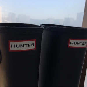  - Mörkbruna Hunter stövlar, använts 5 gånger och ordinarie pris var över 1000kr! Pris kan kommas att diskuteras 💜