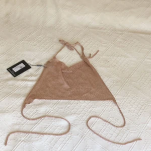  - Jättesnygg topp med snörning och öppen rygg i roséguld! Helt ny med alla lappar kvar. Säljes då den aldrig kommit till användning. Den är aningen genomskinlig men detta syns inte med nipple covers. Priset inkluderar fraktavgiften :) 