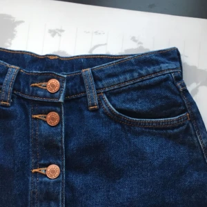  - En snygg jeanskjol från Monki!!  Väldigt sparsamt använd.  Köparen står för frakten 🌹