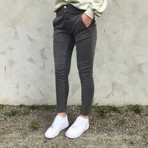  - Coola byxor i skönt material. De är i mycket fint skick, endast använda 1-2 gånger 💫