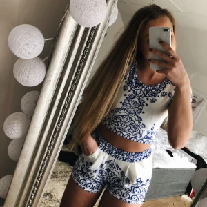  - Säljer ett tvådelat set som jag tyvärr inte längre använder då det blivit för litet..Skulle säga att den sitter mer som än XS än en S, kommer från en utländsk sida och deras mått kan ibland vara lite skeva. Använt ca 4-5 gånger.