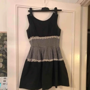  - Superfin vintage 50-tals klänning. Den har fläckar under armarna som jag inte provat att ta bort. Därav det låga priset. Passar XS-S Frakt 39 kr