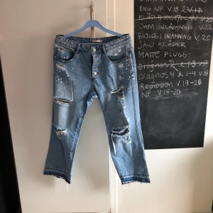  - Oversized straight jeans från Stradivarius med färgstänk på (del av designen) Kommer aldrig till användning då de är lite för stora och säljs därav! Pris går att diskutera och proset är ink. frakt🌸🌸