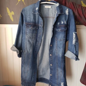  - Super snygg denim jacka! Helt nytt ,aldrig avänd bara testat 🦔 lite oversized 😍