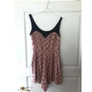  - Väldigt fin prickig byxdress, tight upp till och vidare i byxorna.