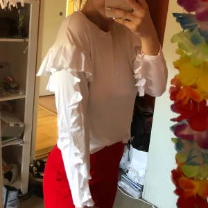  - Vit topp med volanger, använd 1 gång!! Matchar till allt🌸