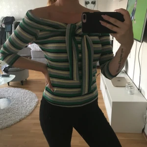  - Offshoulder med snörning framtill, halvlånga ärmar och snygg passform! Frakt ingår i priset 😊