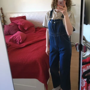  - Jättefina hängselbyxor/dungarees. Köpta på Famous Ape. I fint skick. Smal passform och snygg modell. Finns att hämtas i Malmö, annars får du stå för frakten.