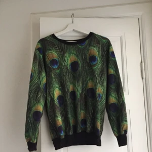  - Tröja från t-shirt store, one size. Finns matchade tights till salu också✨ köparen står för frakt.