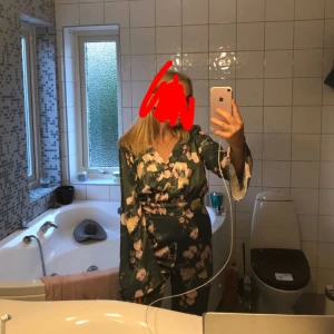  - Helt ny jumpsuit fr  hannalichous X Nakd med taggarna kvar. Säljer då den är för liten för mig. Nypris 600kr