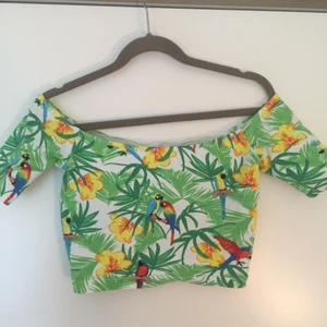  - Crop top med djungelmönster, kort och med nedkasade axlar