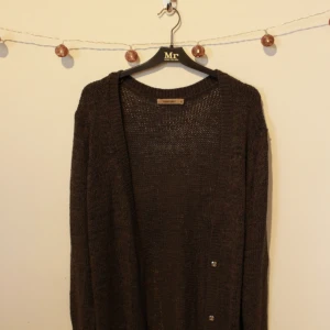  - Lång virkad kofta från Serious Sally. Längre detalj på bakdelen (syns på sista bilden). Storlek XL i bra skick. Frakt ingår i priset 75 kr ♧ klick-knappar 