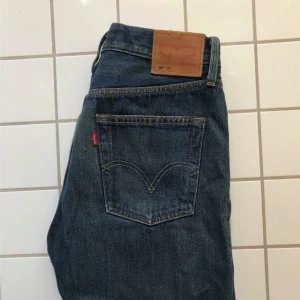  - Snygga levisjeans knappt använda. Storlek 25. Klippt av dom, så från midja till byxslut, 97 cm. 