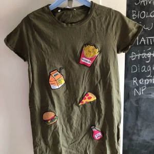  - Grön tröja med snabbmat på från NewYorker, näst intill oanvänd! Köparen står för frakt🌸