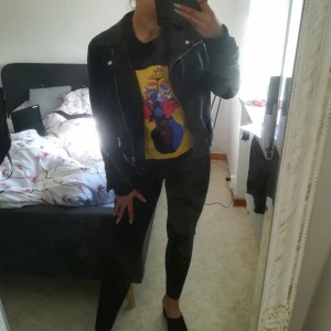  - Svart skinnjacka - inte äkta - från cubus, fint skick och unga skador. På mig som har storlek 38-40 är den lite tajt i armarna