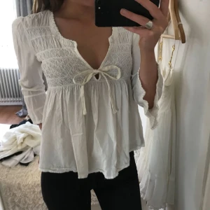  - Blus från Odd Molly i storlek 0/XS/34 med rosett fram