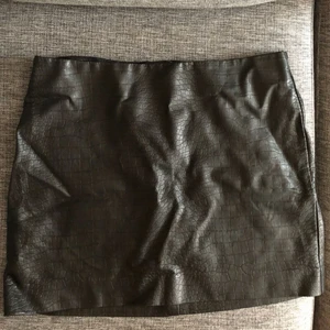  - Svart ormskinn imitation kjol, från HM. Knappt använd. Dragkedja baktill. 