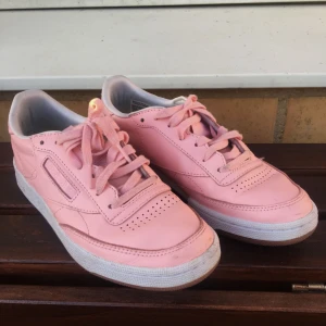  - Skor från Reebok. Måste tyvärr säljas pga för stora för mig.  I bra skick, endast använda ett fåtal gånger