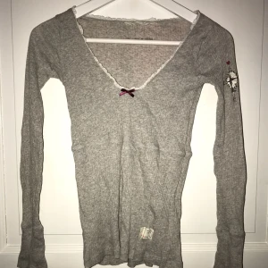  - En fin grå Odd Molly tröja i bra skick! Storlek 0 så motsvarar en XS/S