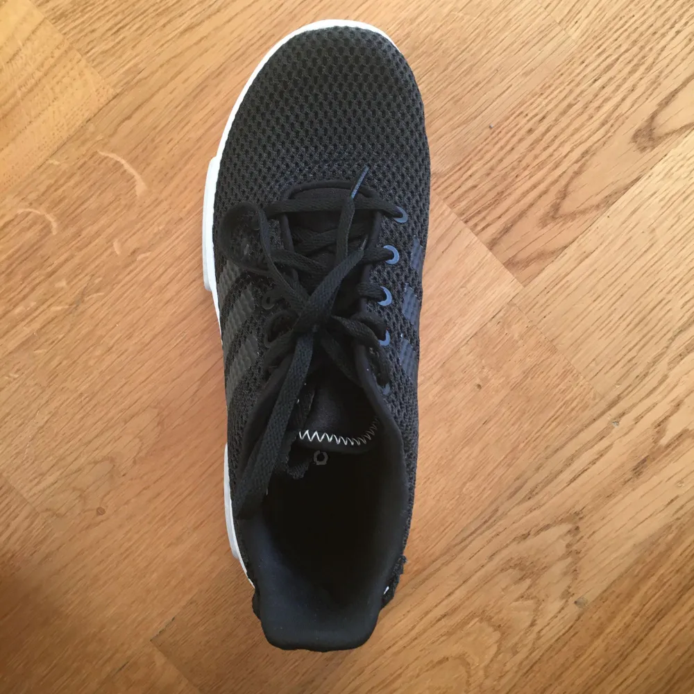 Svarta adidas skor. De är endast använda ett par gånger så de är i väldigt bra skick. . Skor.