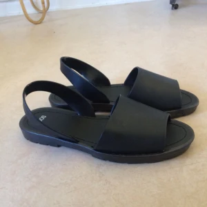  - Fantastiska sandaler i ”jelly” / ”gummi” material, från asos. Aldrig använda! 🦕✨
