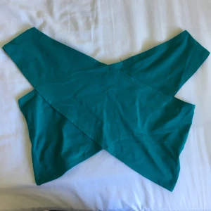  - Oanvänd topp från ginatricot i havsgrön färgen