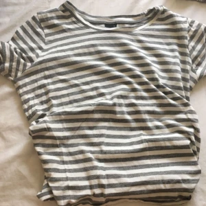  - Randig tröja från monki 