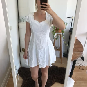  - Vintage klänning, fin till studenten till exempel. Dragkedja bak. Svalt skönt material.