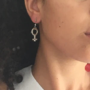  - Silvriga femme örhängen från arga tjejer. Superbra skick, använda ca 3 gånger. Tvättar alla mina smycken med bakteriedödande innan jag packar dem. 