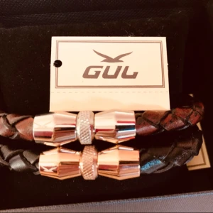  - NYTT!! Student Present Födelsedag GUL läder Armband   Säljer läder Armband av märket GUL med box Nypris: Läder armband 499kr per st Jag säljer GUL armband 2st för 450kr  Accepterar avhämtning eller så skickas den med postnord, köparen betala på frakt. 