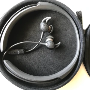  - Oanvända Bose med riktigt ljudereducering,, noicecontrol, perfekt till tränaren som inte orkar sladdar på gymmet, eller vem som helst som är sladdhatare.   Säljes pga fick 2 likadana i present.  Nypris 3190:- 