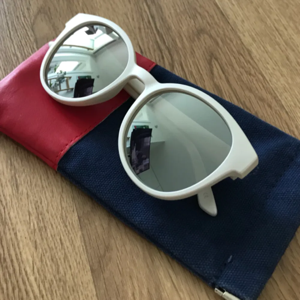 Solglasögon från Le Specs, modell Paramount. Spegelglas och ram i färgen pearl. Oanvända och skickas med tillhörande fodral.. Accessoarer.