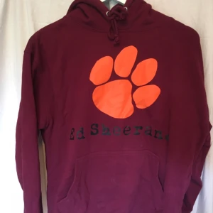  - Ed Sheeran hoodie i nyskick dvs mjuk och skön, använd fåtal ggr. Strl M men är lite mindre och skulle passa även S. Nypris 300
