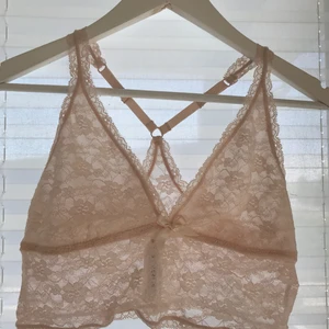  - Ljusrosa spets bralette från Gina tricot i Stl M. Aldrig använd, legat i garderoben sen jag köpte den.  Köpare står för frakt 🙂