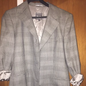  - Fin kavaj från Marc Aurell. Alldrig annvänt. Säljs pågrund av att den var för stor på mig. Fraktar även😊