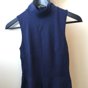  - !!BUDA!! Lång mörkblå peplum topp från Gina tricot. Aldrig använd. Storlek:XS Skickar fler bilder på förfrågan. 