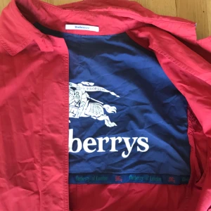  - Jättefin jacka från burberry. Osäker på om äkta eftersom den är köpt på humana. Använd 1 gång. Möts upp i Stockholm annars tillkommer frakt!