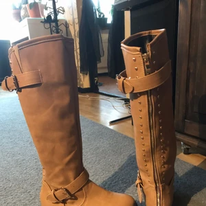  - Nya stövlar i tuff modell med blixtlås längs vaden.  Kan användas på arbetet likväl som på utekvällen med vännerna. Tillverkade av mjukt fake skinn