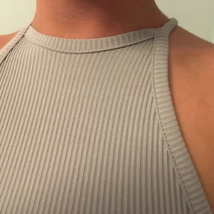  - Jätte fin Ljuslila/grå stretching klänning, smal hals, ribbad