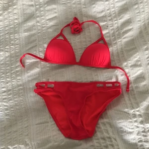  - Säljer en bikini som jag aldrig har använt pga för liten. Skulle säga att toppen är 70B-75A i bh-storlek, står storlek 36 i både toppen och trosorna. Väldigt fin färg till sommaren! Betalaren står för frakten, upphämtning kan ske i Linköping 