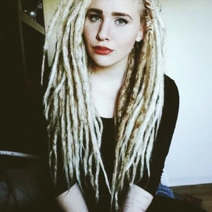  - Säljer mina dreads som jag inte längre har i håret. Dom har söta små pärlor som ingår. Håret är syntetiskt och är inte sunkigt eller äckligt. Allt som allt betalade jag ca 2000 för dessa. Priset är exklusive frakt 🌹 