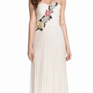 - Beige Flower Embellished Maxi Dress. Oanvänd . 