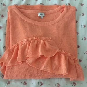  - Orange stickat blus , använd en gång . 