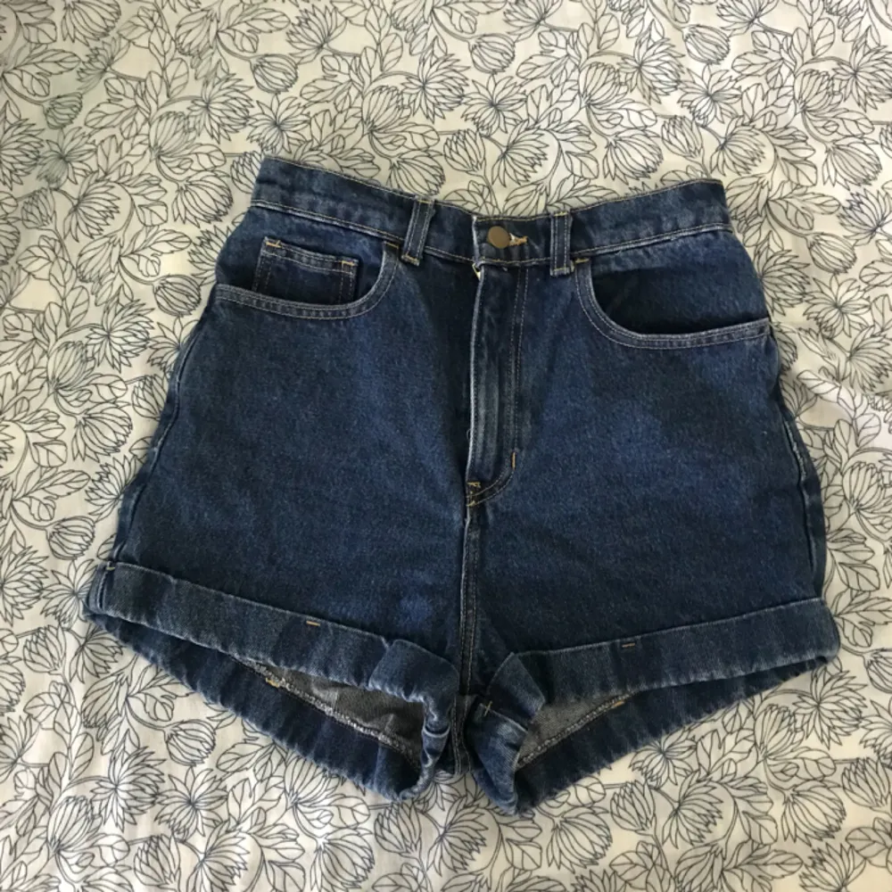 Blå jeansshorts från American Apparel, storlek 28. Har endast använts ett fåtal gånger. Frakt är inräknat i priset.. Shorts.