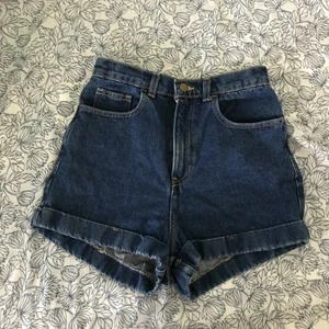  - Blå jeansshorts från American Apparel, storlek 28. Har endast använts ett fåtal gånger. Frakt är inräknat i priset.