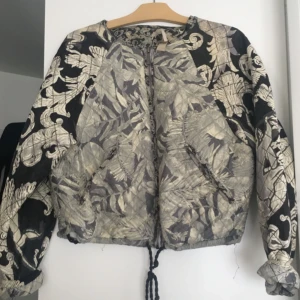  - Bomberjacka H&M trend. Går att vända ut och in för annat mönster. 