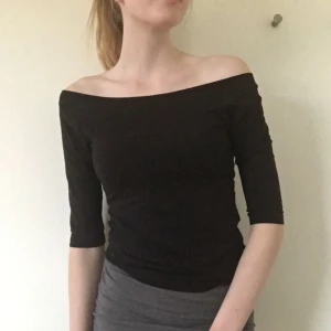  - Garderobsrensning🌸 en väldigt basic off-shoulder tröja ~ frakt tillkommer
