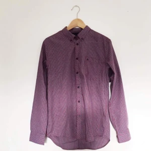  - Rutig skjorta av märket ”Merc London”(?) size Large.