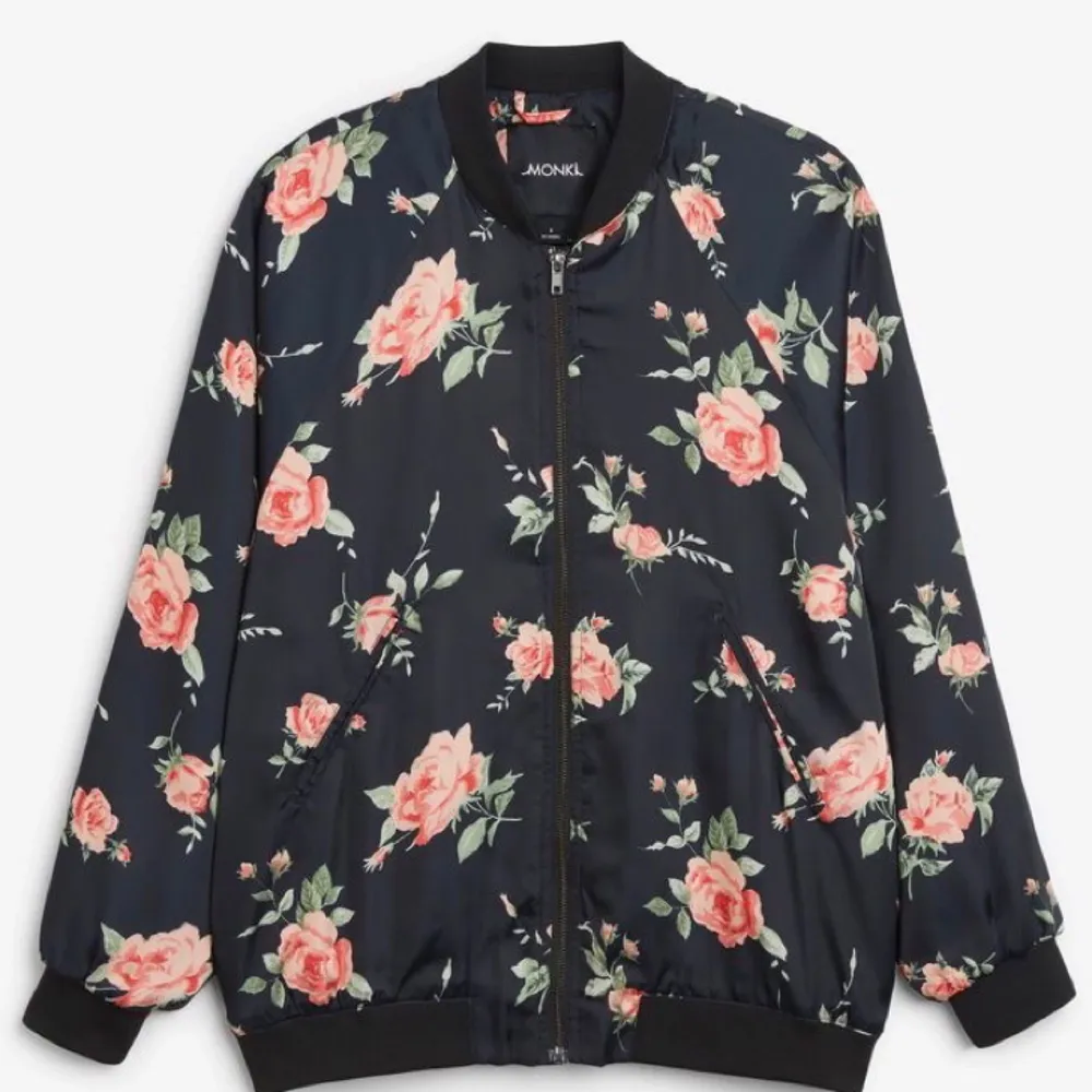 Super cute satin feel bomber from Monki, only tried on at home. Oversize fit.. Jackor.