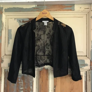  - Perfekt plagg att kombinera med klänning eller ett par midjehöga jeans då jackan har ett snyggt snitt i midjehöjd. I väldigt fint skick.